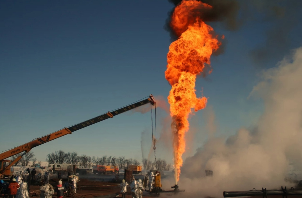 Площадка сжигания. Аварийное фонтанирование нефтяной скважины. Пожары на буровых. Авария на скважине. Тушение нефтяной скважины.