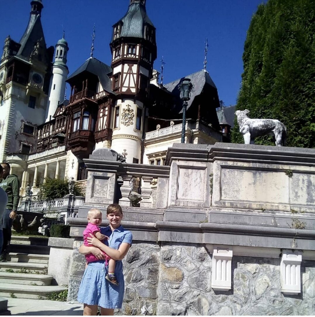 Замок Пелеш (Румыния). Вот так с ребёнком на рукам мы там и ходили. Ни о чём не жалею - замок очень понравился. С удовольствием сходила бы на экскурсию туда ещё раз. 