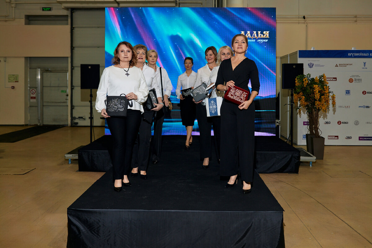 выставка изделий ручной работы. выставка прикладного искусства. промысел новосибирской области. ярмарка народных промыслов. выставка рукоделия.