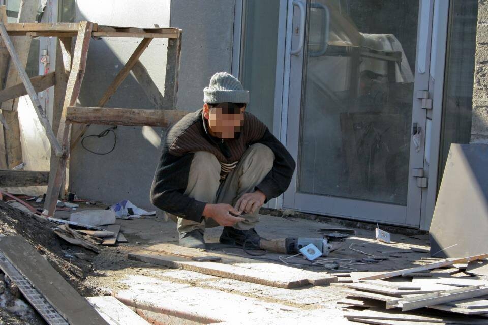 Нарушение миграционного законодательства. Иностранные граждане. Правонарушения в сфере миграции. Правонарушения в сфере миграции. Полицейский проверяет документы.