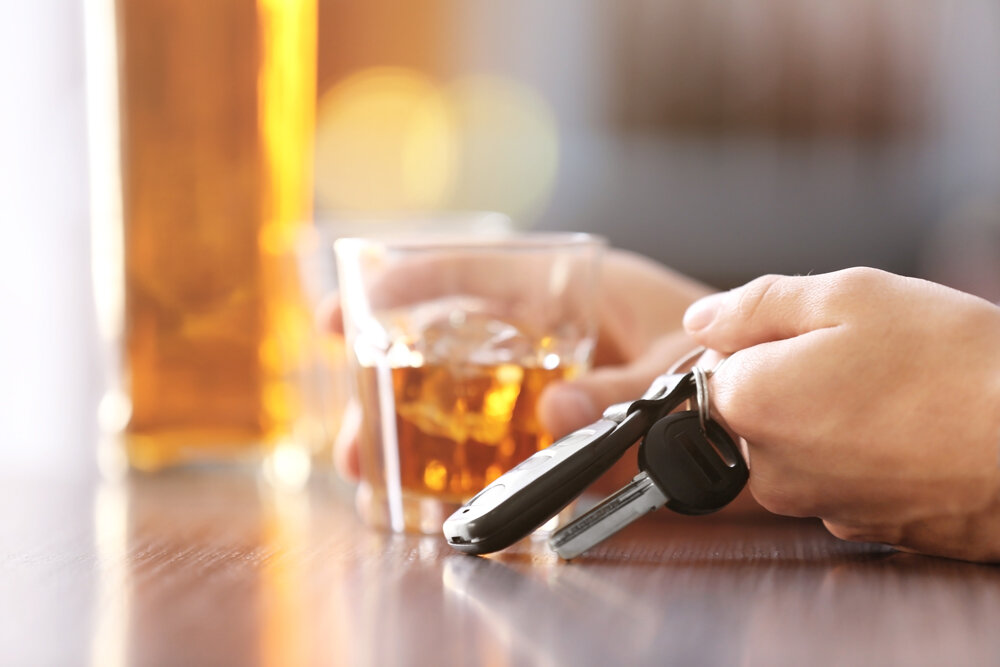 Опасность алкоголя за рулем (источник изображения: freepik.com)