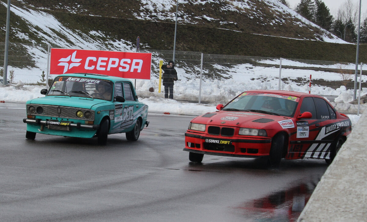 ВАЗ 2106 на дрифте!