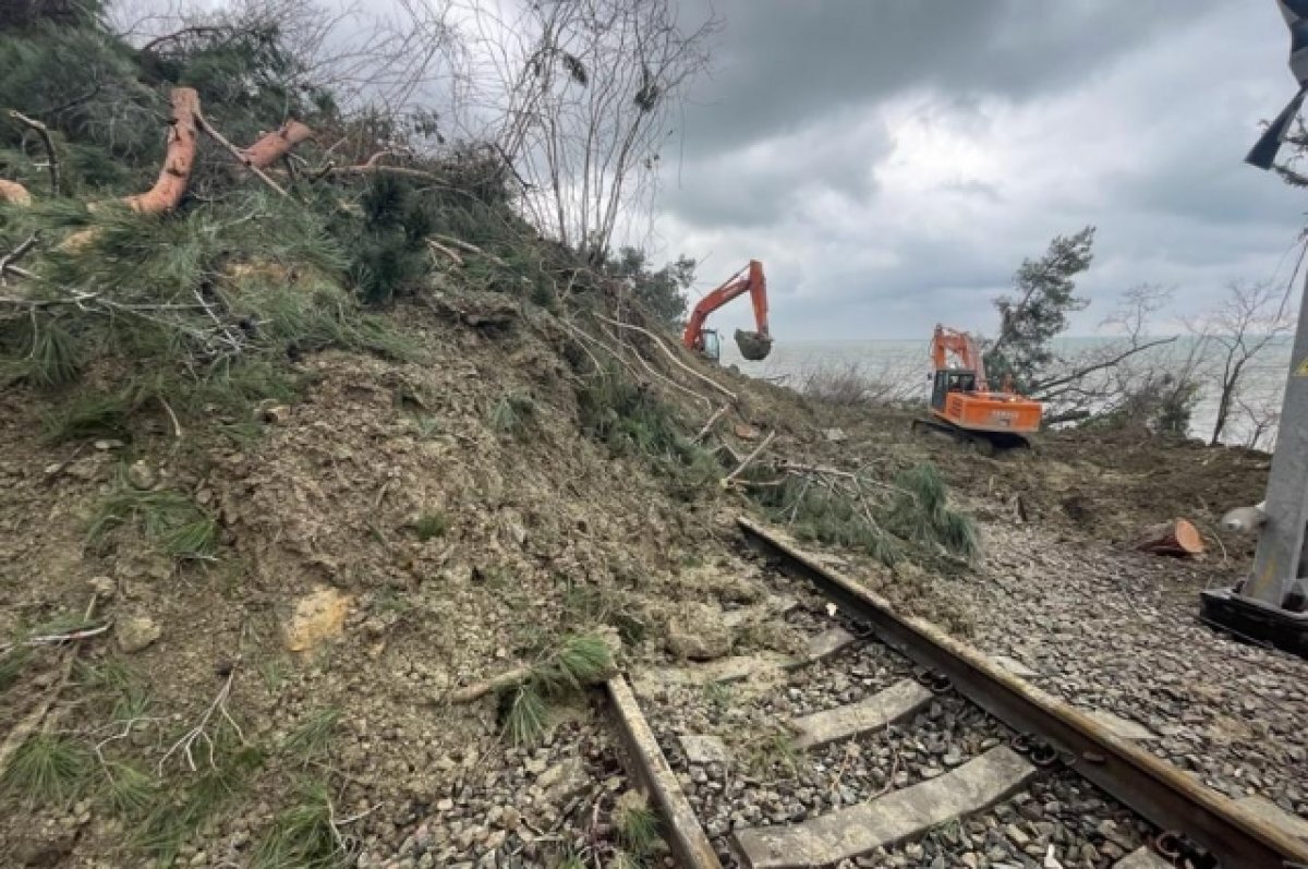    Сорванные крыши, разбитые дороги.