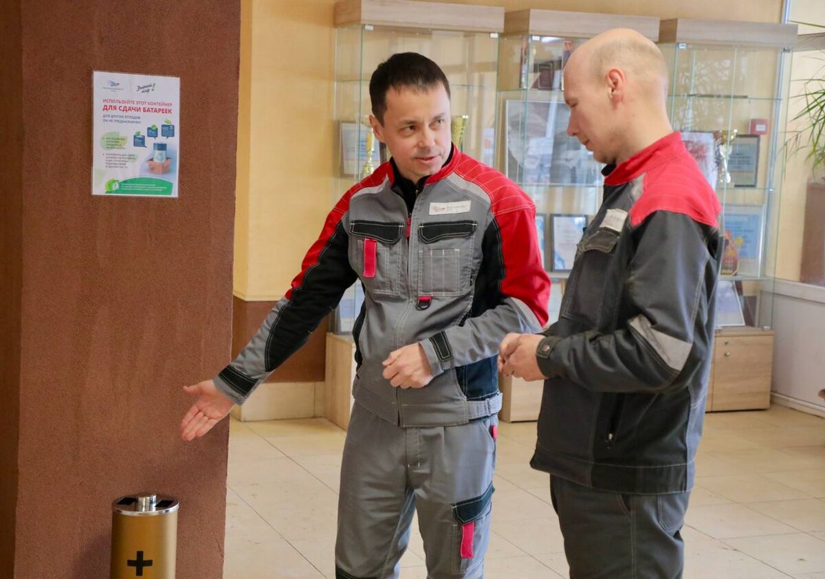 Ведущий специалист по экологической безопасности фабрики окомкования и металлизации Вячеслав Иваниченко теперь часто рассказывает коллегам, зачем нужно утилизировать старые батарейки / Автор фото Валерий Воронов