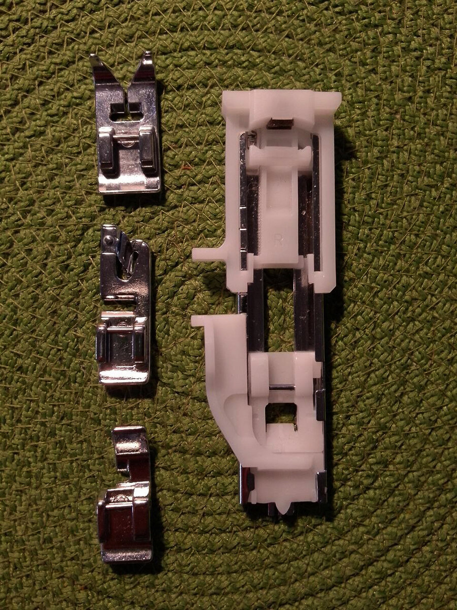 Пример набора лапок, идущие в комплекте к швейной машине Janome 7519. 
Фотография автора поста