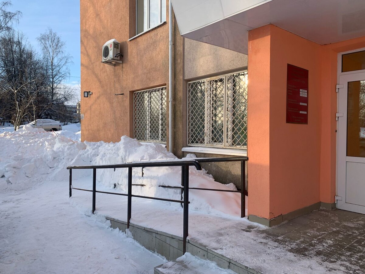    Вход в здание Фурмановского суда открыт для маломобильных граждан