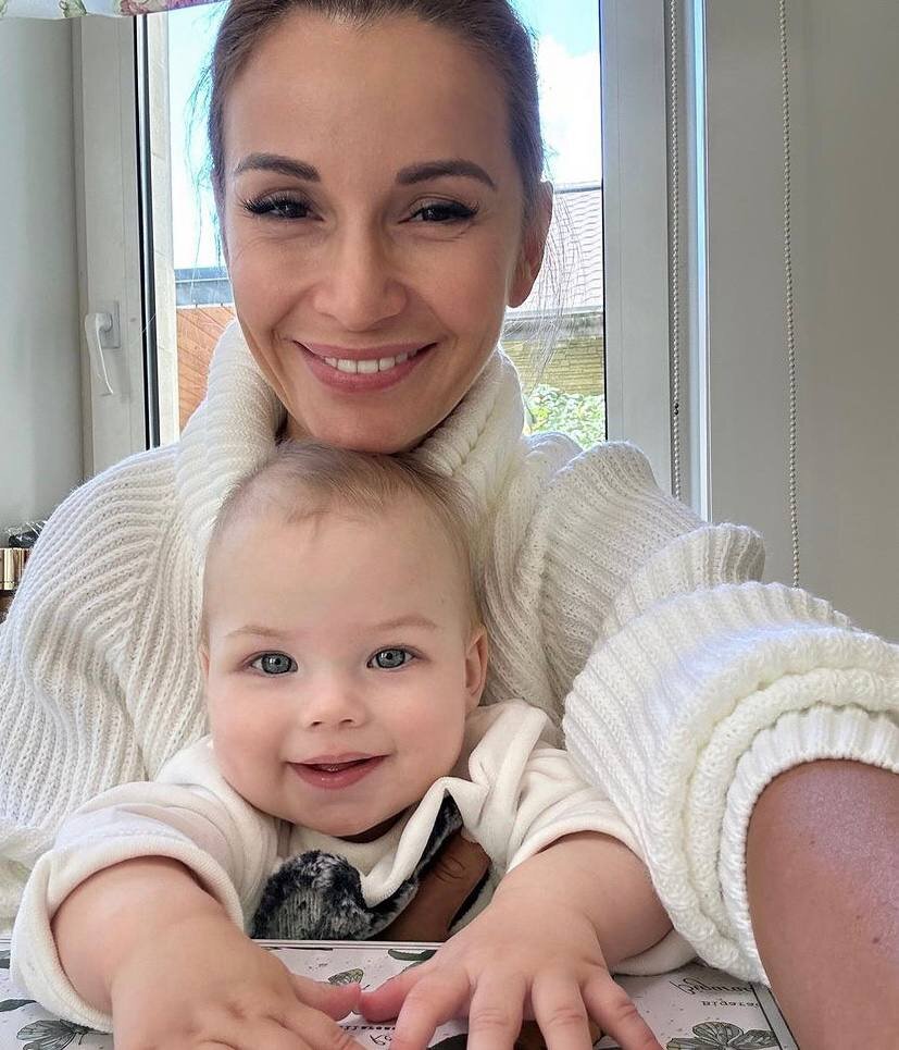 родильница с младенцем. беременные женщины в фильмах. новорожденный ребенок. процесс рождения ребенка. мать и новорожденный ребенок.