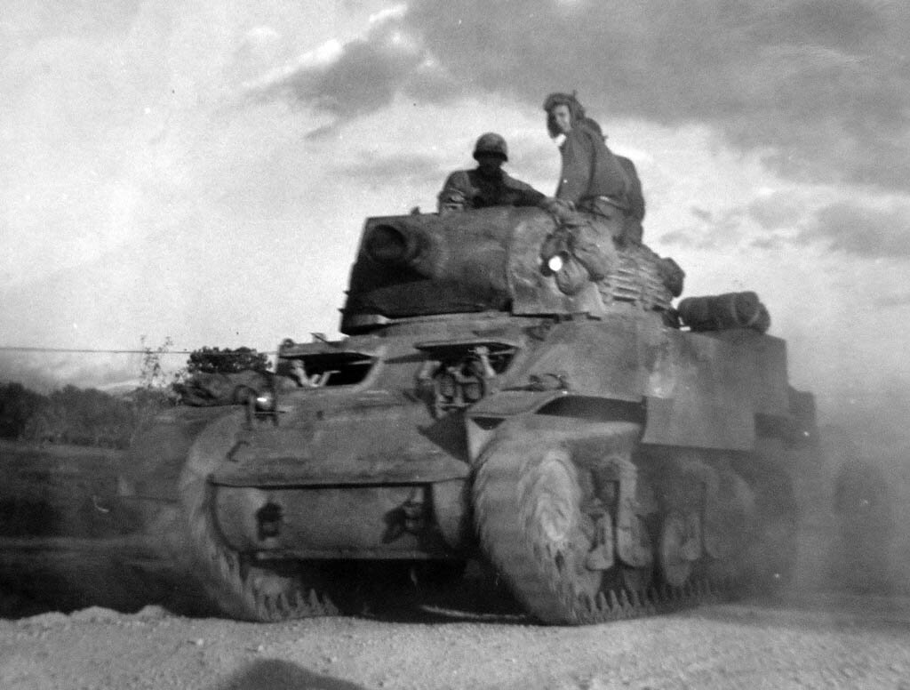 Типичное сочетание - HMC M8 и прицеп M10, в котором возили дополнительный боекомплект.