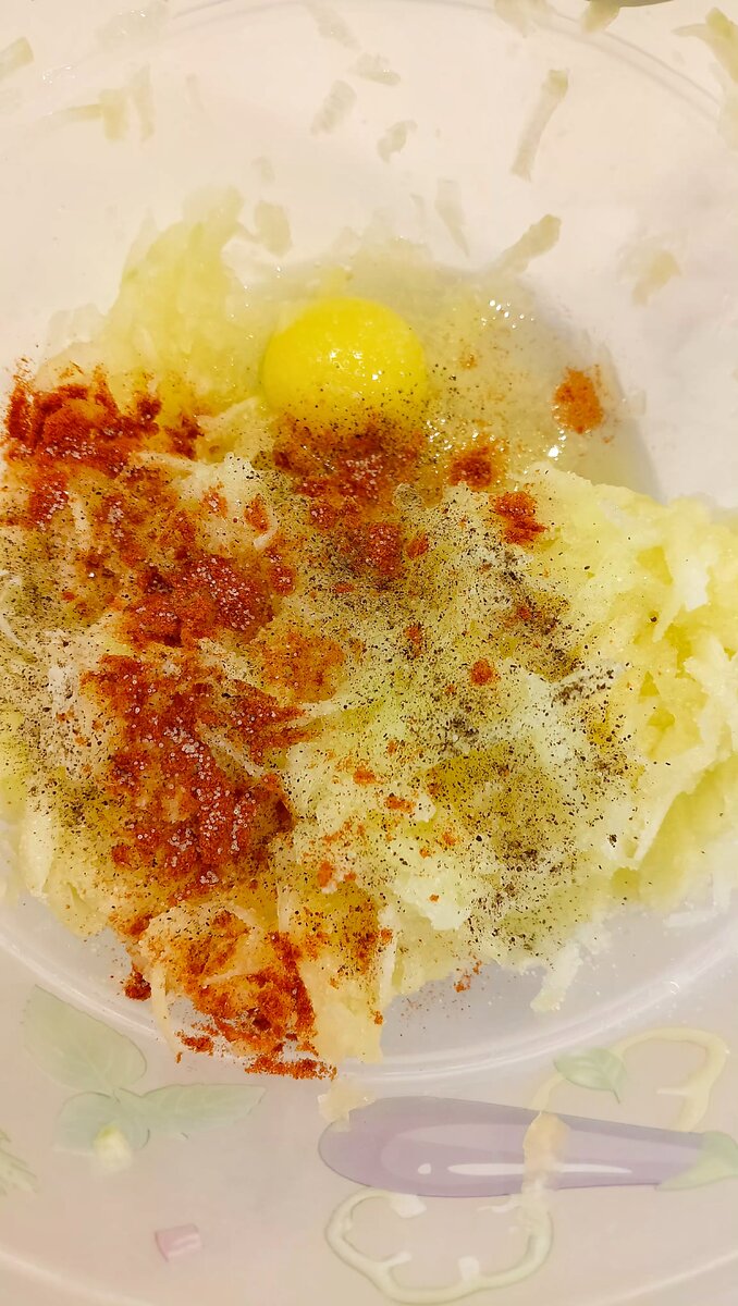 Кабачок трём на терке, и выжимаем руками с него жидкость, добавляем остальные ингредиенты, перемешиваем 