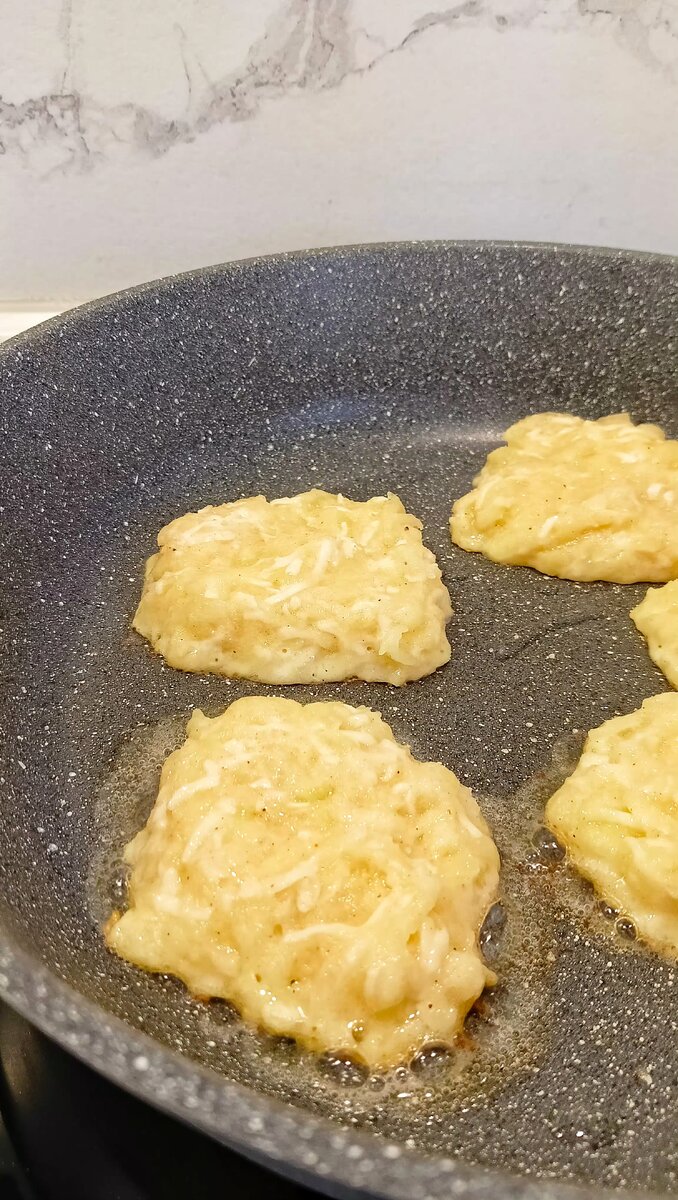 Сковороду разогреваем на среднем огне, наливаем немного масла, и жарим оладьи с двух сторон до появления корочки 