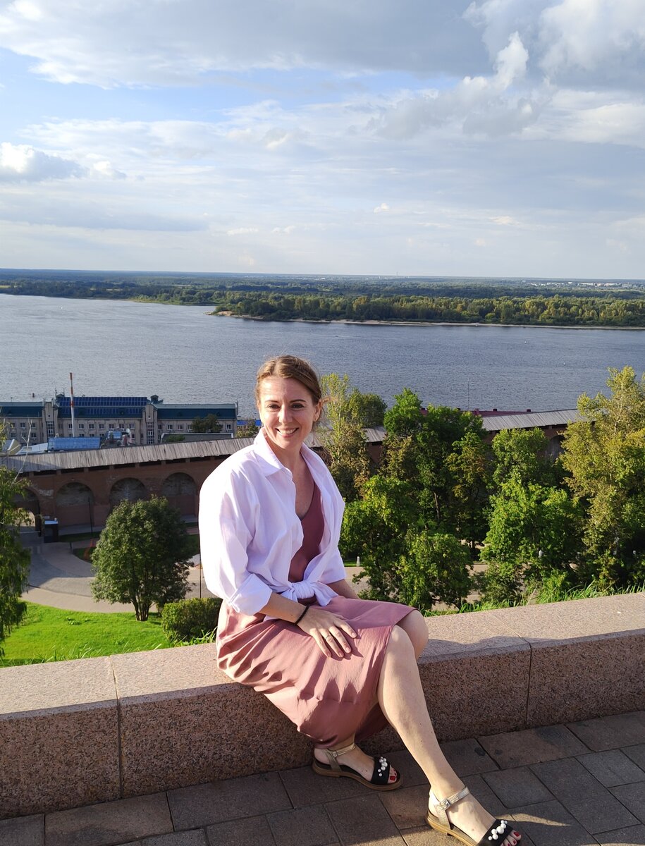 Человеку очень сложно переключиться на позитивное мышление, потому что мы постоянно ищем то, что нам не нравится, вместо того, чтобы обращать внимание на что-то хорошее. Это фокус внимания. А где наше внимание – там наша энергия. Этот момент очень хорошо объясняется с точки зрения функционирования нашего мозга. 
 Например, человек чувствует обиду. И это ощущение сопровождается нейронными связями, которые постоянно нуждаются в подкреплении. Человек ходит и думает про свою обиду, и вот в какой-то момент он принимает решение больше не обижаться и у него это даже получается на некоторое время. Но сформированные нейронные связи из точки Ситуация в точку Реагирование (в нашем случае Реакция – обида) начинают голодать, и этот голод провоцирует бессознательное желание подпитать нейронную связь, что толкает нас вновь среагировать привычным образом (обидеться). И тогда мы неосознанно находим человека или ситуацию для того, чтобы испытать это привычное чувство. 
 Мозг любит и воспроизводит привычные стратегии. Поэтому, когда мы сфокусированы на своей проблеме, очень тяжело выйти за рамки этой сфокусированности. И здесь только один выход – не терпеть и силой воли заставлять себя не реагировать, а преобразовывать всю связь Ситуация – Реакция, то есть в определенной ситуации менять реакцию, именно менять, выбирать иную стратегию, смещая фокус внимания, но не подавлять привычную реакцию. Мозг просто на биологическом уровне не позволит это сделать. 
 Возникает вопрос, а как мозг поймет, что нужно поменять стратегию реагирования? Реакция энергозатратна, но новой нет, и если мы создаем новые реакции более экологичные для своего мозга, для своей психики, для всего, что есть в нас, то автоматически мозг выбирает новую реакцию, и предыдущие оказываются больше не нужны. 