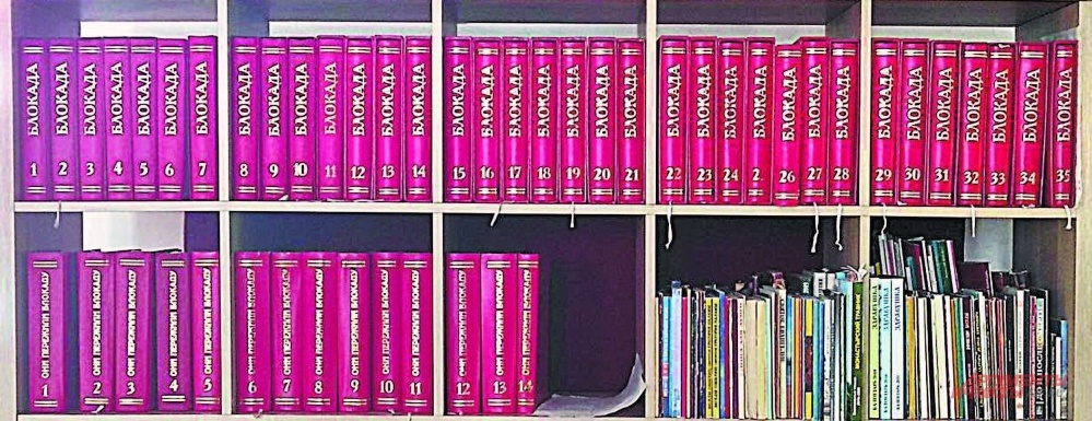    Верхняя Верхняя, плотно сложенная полка – 35 томов – погибшие. Нижняя, пожиже – 14, – выжившие. Фото: АиФ/ Жанна Данилова