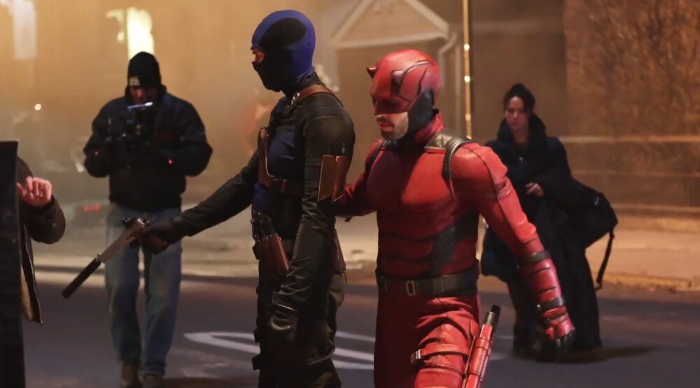     Кадр со съемок сериала «Сорвиголова: Рожденный заново» / Скриншот из видео «The Daredevil And Bullseye Clash In New Costumes Filming The Daredevil: Born Again»