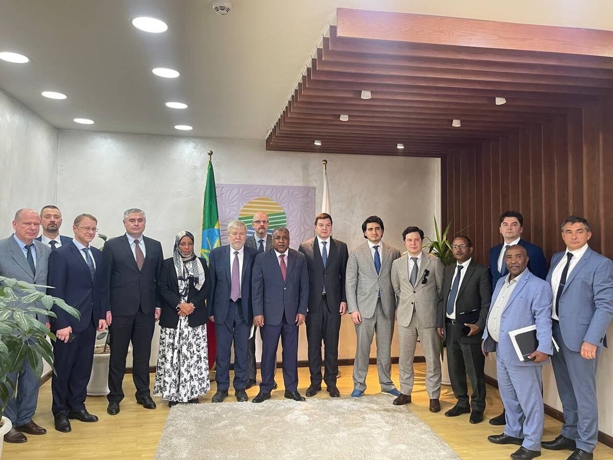 На встрече в Эфиопии. Четвертый слева - О.В.Дроботущенко