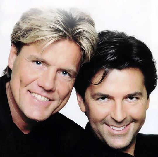 Talk group. Разговор за столом. Человек рассказывает. Общение людей. Talk group.