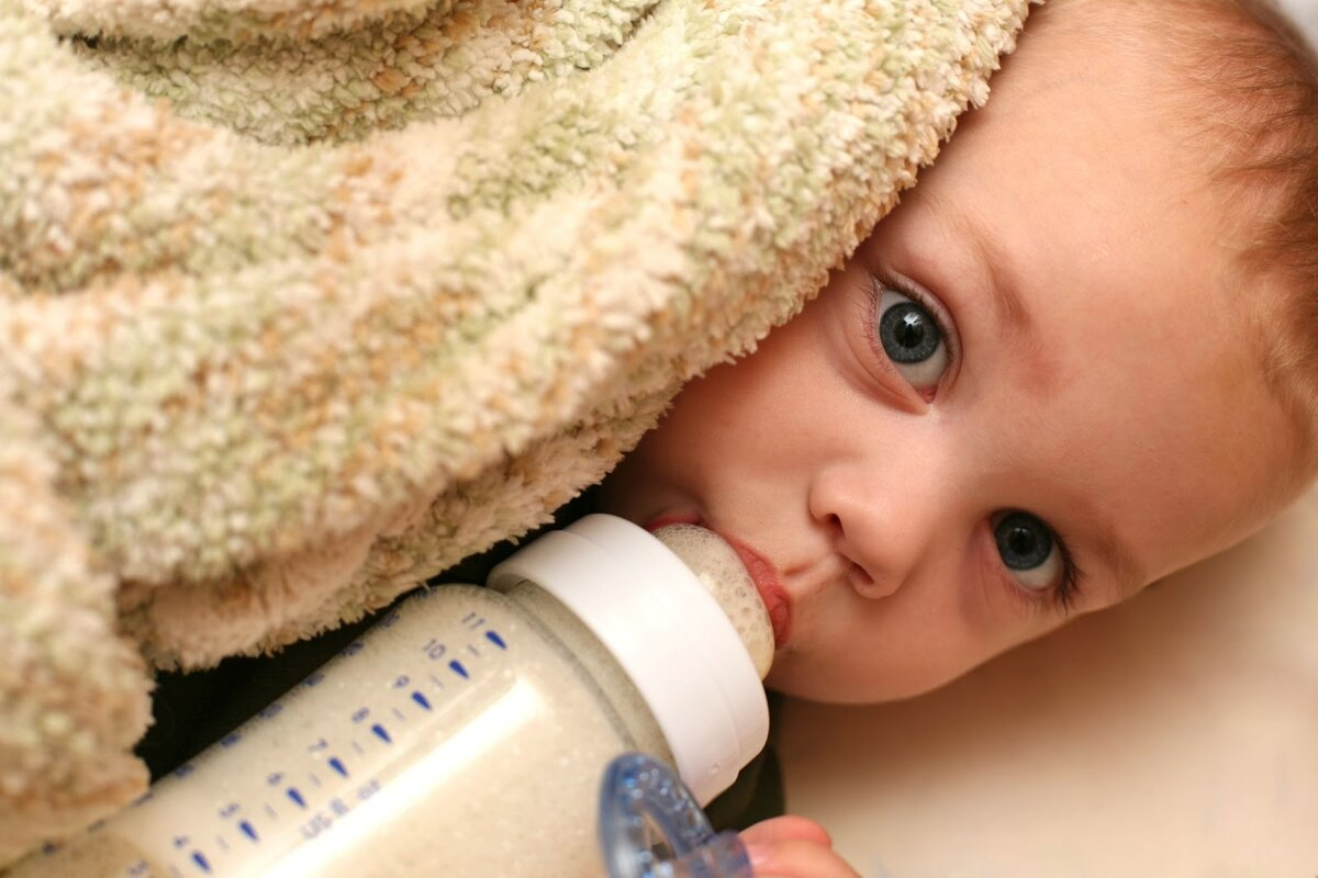 Отучать ли ребенка. Малыш с бутылочкой. Искусственное вскармливание. Ребенок кушает из бутылочки. Малыш пьет из бутылочки.