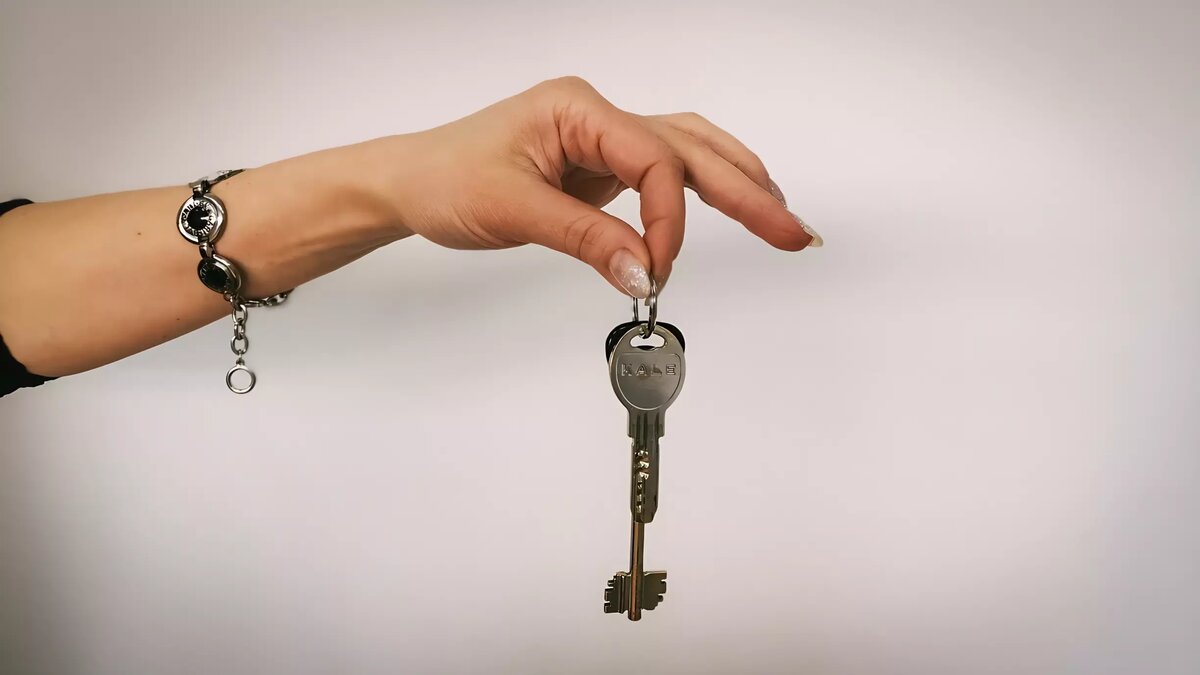     Старинный дом конца XIX века выставлен на продажу в Тюмени за 15 миллионов рублей. Как акцентирует сам продавец в своем объявлении, здание является историческим памятником, построенным в конце ХIX века. Площадь земли — 866 квадратных метров