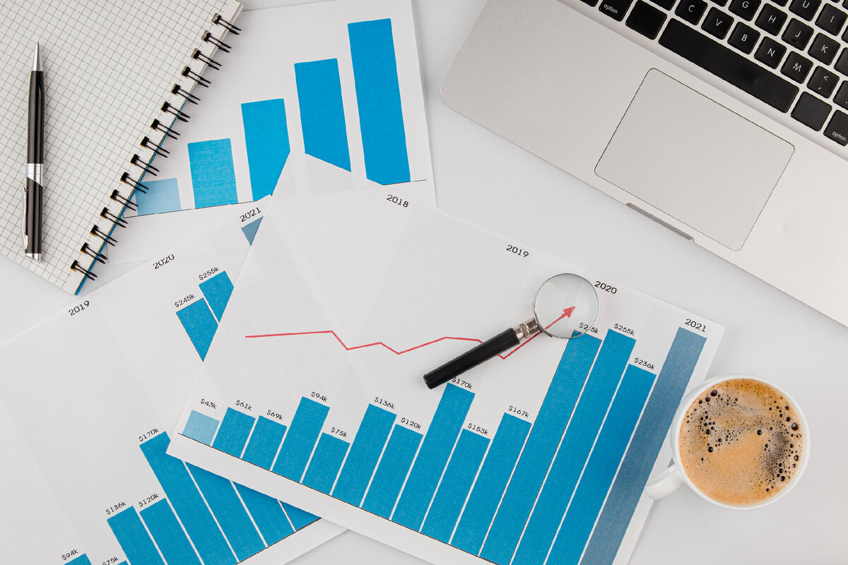 https://ru.freepik.com/free-photo/top-view-of-office-desk-with-growth-chart-and-laptop_11383331.htm