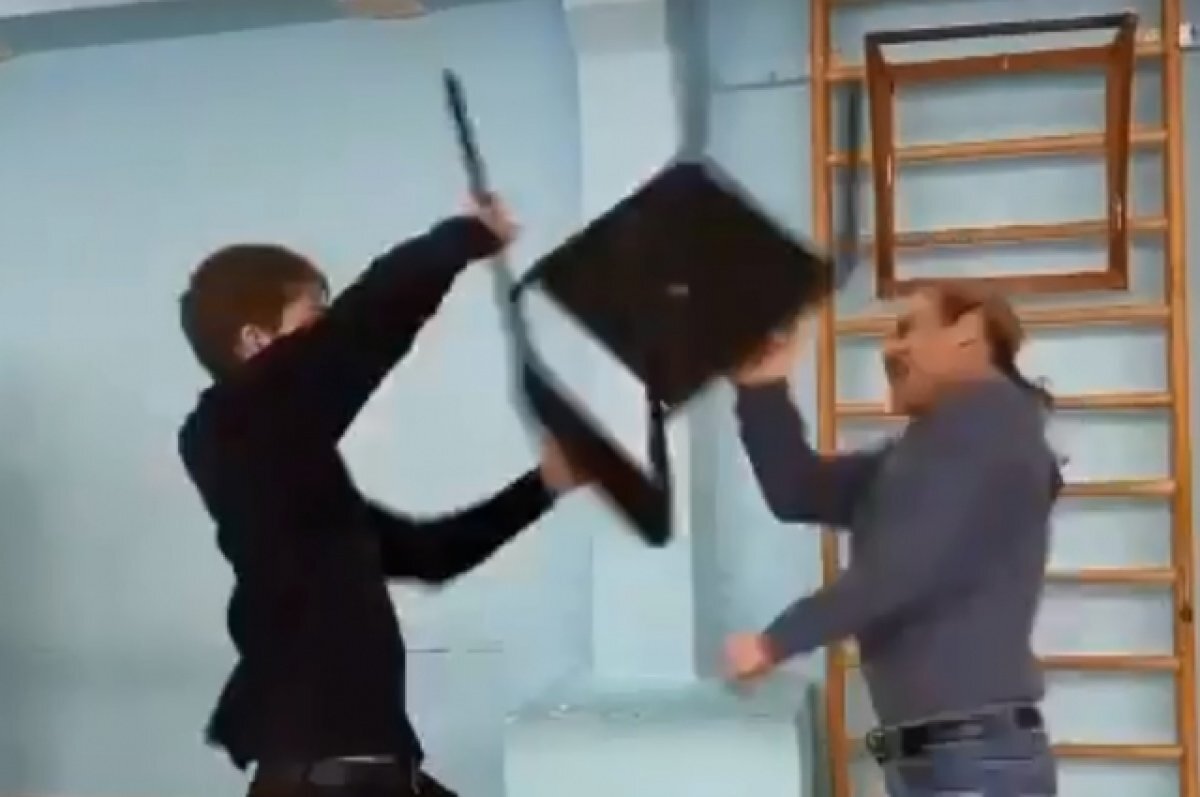    Студенты из Перми записали обращение после видео, где педагога бьют стулом