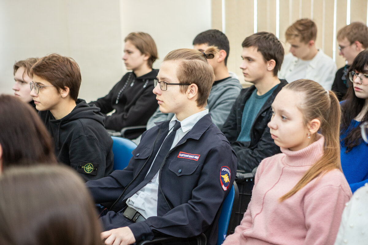 Более 50 школьников Волгограда приехали в «Точку кипения» Волгоградского государственного университета, чтобы узнать подробности об институте естественных наук.-7