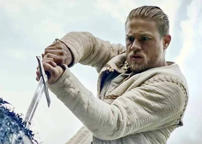 Кадр  из фильма 2017 г. "Меч короля Артура".