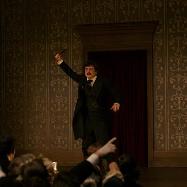     Энтони Бойл убивает президента Линкольна в трейлере «Охоты за убийцей»