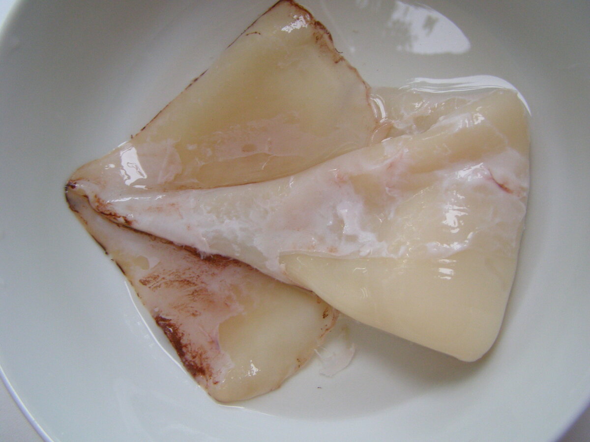 Эта пленка снимается очень легко после окатывания тушки кипятком.