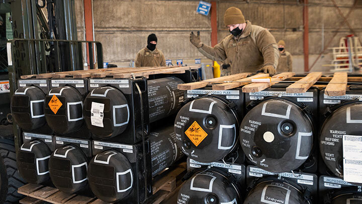 УВЕЛИЧЕНИЕ ПОСТАВОК ВООРУЖЕНИЙ И ВОЕННОЙ ТЕХНИКИ ВСУ - ТЕМА, РЕГУЛЯРНО ОЗВУЧИВАЕМАЯ НА ЗАПАДЕ. ПОКА ЕЩЁ НЕ ВСЕ АРСЕНАЛЫ ПОДЧИСТИЛИ, НО ПОТИХОНЬКУ РУЧЕЁК НАЧИНАЕТ МЕЛЕТЬ. ФОТО: MAURICIO CAMPINO/KEYSTONE PRESS AGENCY/GLOBALLOOKPRESS