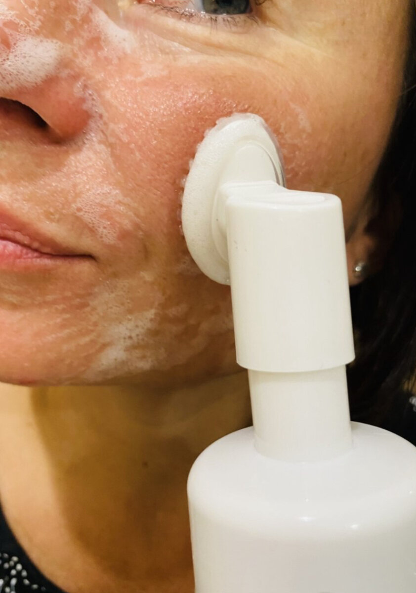 аромат и мягкость. аромат духов. мягкий аромат. кейт кинг дольче габбана реклама духов. девушка с духами.