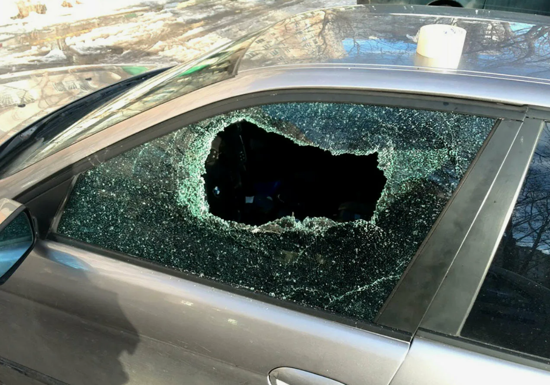 Разбитое стекло автомобиля. Разбитое боковое стекло автомобиля. Разбитые стекла в автомобиле. Разбивает стекло авто.