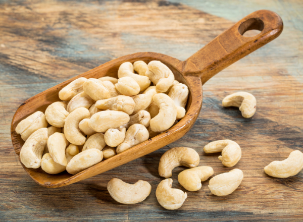Орехи – продукт, о пользе и питательных свойствах которых вряд ли кто-то будет спорить. По содержанию полезных минералов, витаминов, белков и жиров орехи опережают многие другие продукты.-4