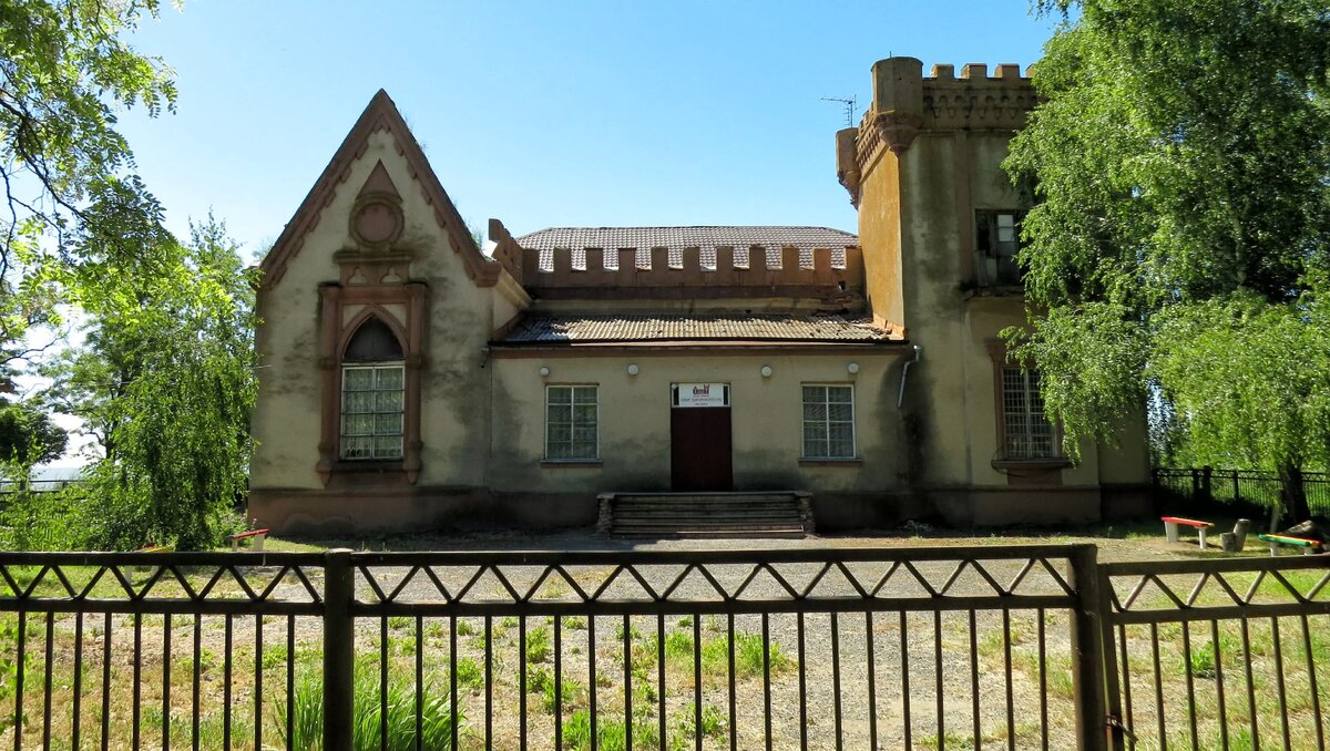     В Ростовской области собираются отремонтировать усадебный дом знаменитого русского геральдиста Александра Лакиера, сведения об этом появились на портале госзакупок.