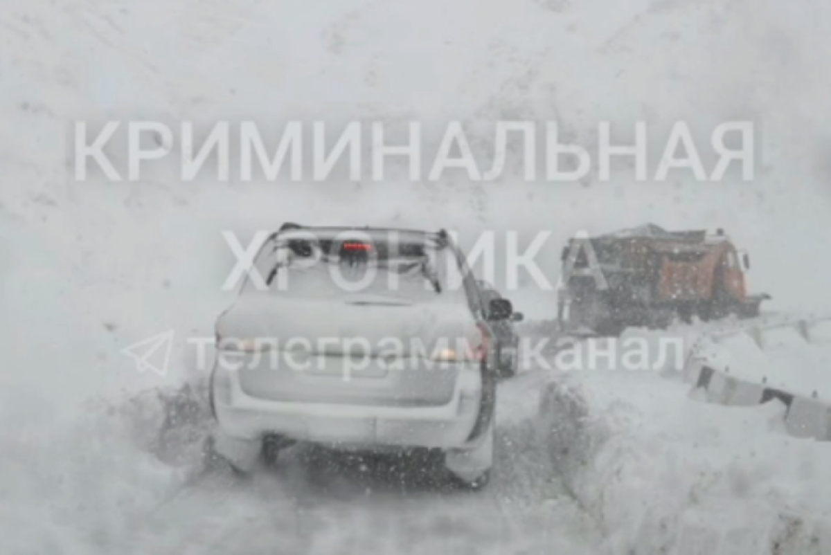    Два автомобиля с людьми спасли из снежного плена в Дагестане