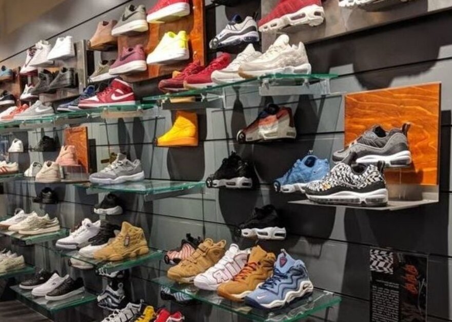 Продажа ооо фото. Человек ставит печать. Продается бизнес. Продать через фирму. Готовые фирмы с директором.