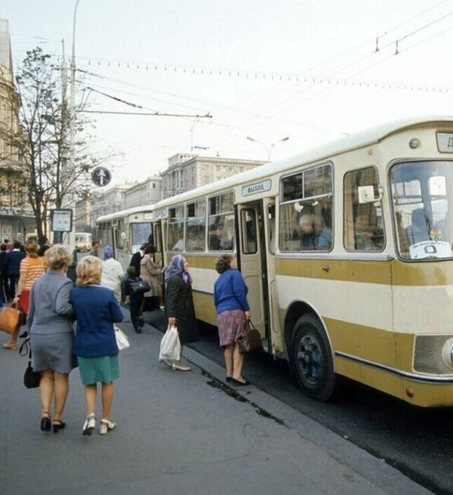 На следующей остановке мы вышли а автобус поехал дальше ( взято из Яндекс картинки )