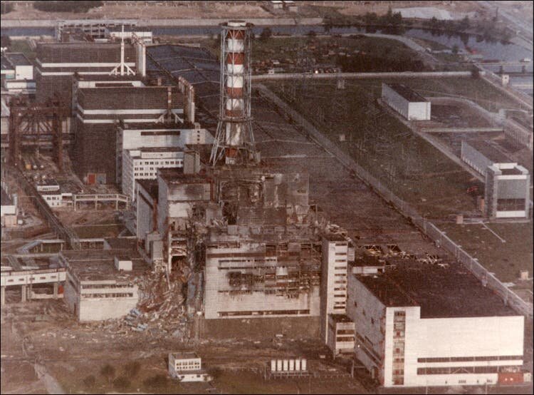 Вид на Чернобыльскую АЭС спустя тря дня после аварии. Источник фото: Getty Images