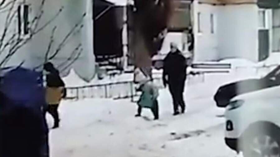 Как найти девушку старше. Подруги обнимаются. Как найти девушку старше. Мелодрама. P.