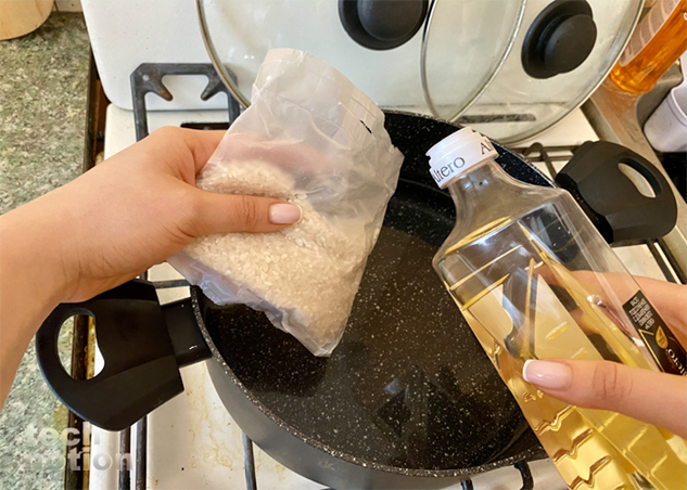 Рис и макароны не слипнутся во время варки, если в кастрюлю добавить растительное масло / Изображение: дзен-канал technotion