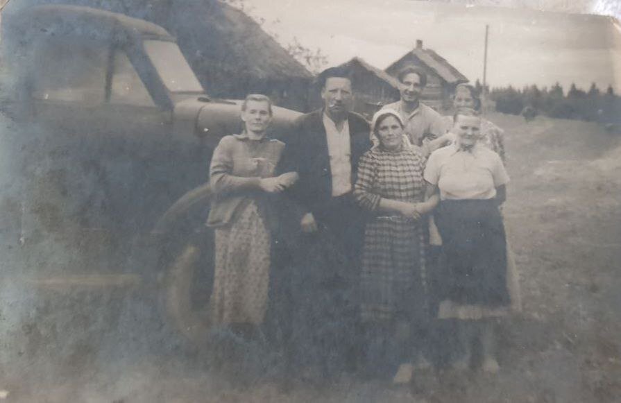Авторское фото начало середина 1950-х годов – деревня Орел, справа около машины мои дедушка и бабушка.