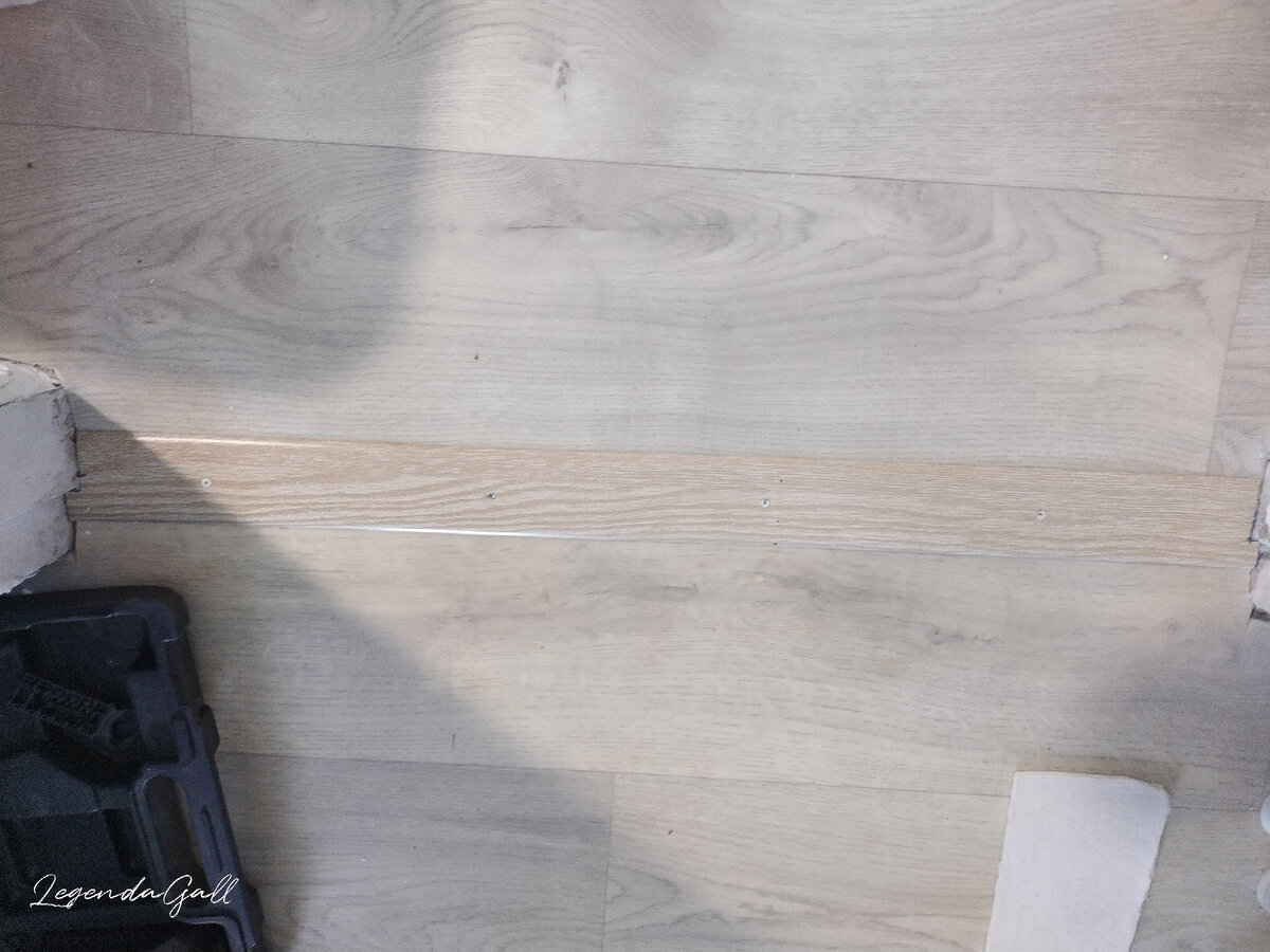 Но вот все на месте. Это межкомнатный, по цвету почти попала