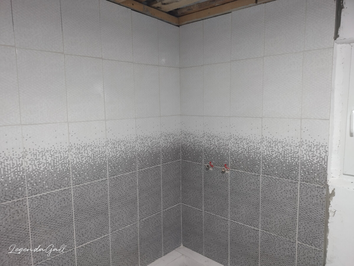 А тут уже и стены протерла, сначала полусухой тряпкой, потом полумокрой губкой