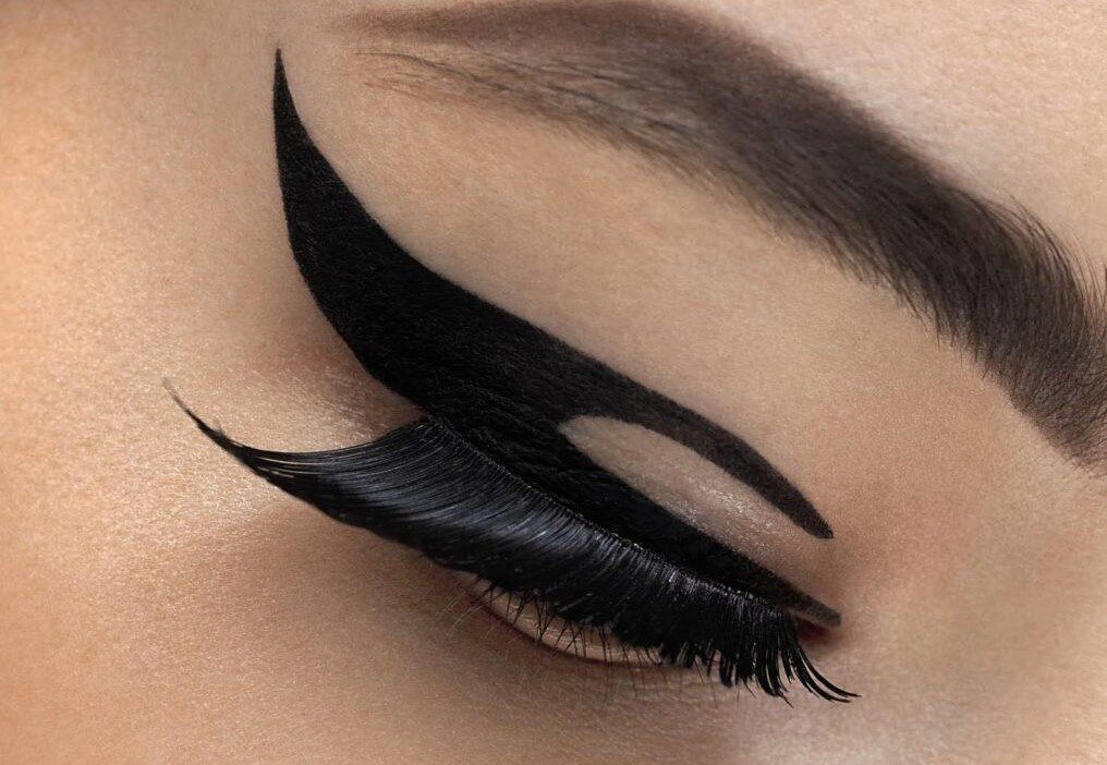 Черные стрелки на веках. Подводка Tattoo Eyeliner. Стрелки на глазах. Красивые стрелки на глазах. Макияж стрелки на глазах.