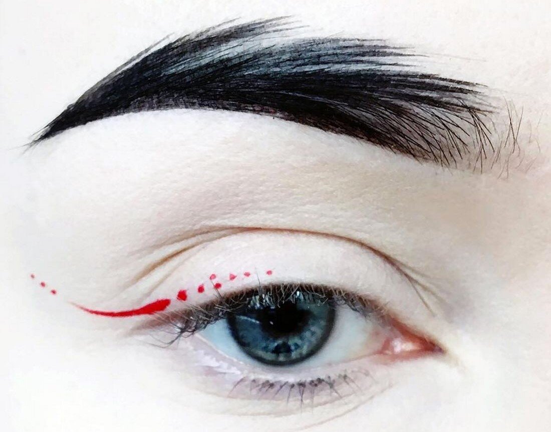 длинные стрелки. красивые легкие стрелки. стрелки макияж. длинные стрелки. стрелки на глазах можно.