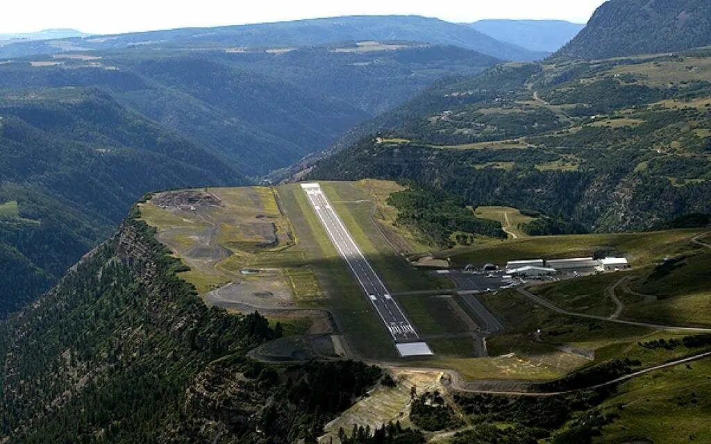 Аэропорт Матекане в Лесото. Аэропорт Теллурайд. Матекане, королевство Лесото. Высокогорный аэропорт. Аэродром в скале