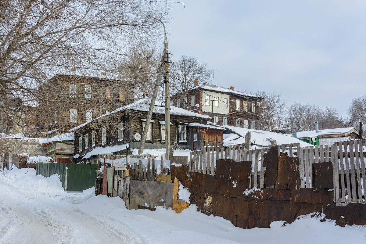 Садовая, 3 / Затонная, 80 (на переднем плане), Затонная, 82 и 84 - белые крыши справа и Садовая, 5 - два дома на заднем плане 