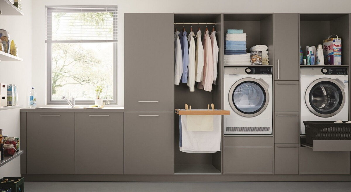 Функциональная постирочная комната в частном доме.