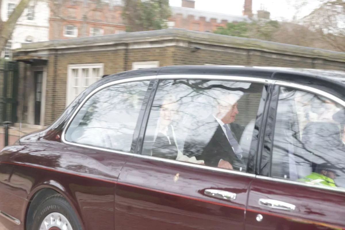 Брат встречается с девушкой. Человеку нужно давать столько свободы чтобы человек сам хотел. Старшая и младшая сестра подросток и ребенок. Братья встретились. Брат встречается с девушкой.