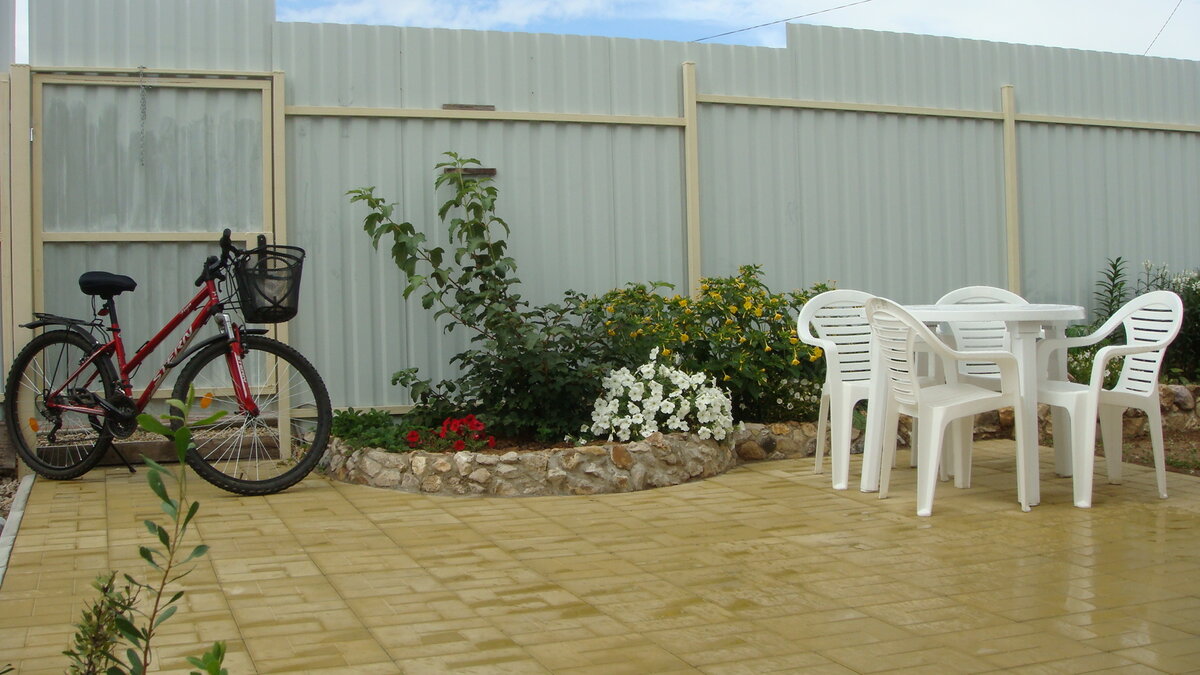 Самое раннее найденной фото с калиной 12 августа 2012 года. Здесь калине года два, наверное.