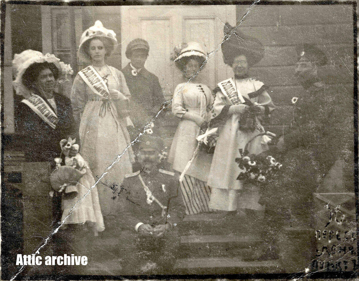 На лентах у женщин: "В пользу лиги...."