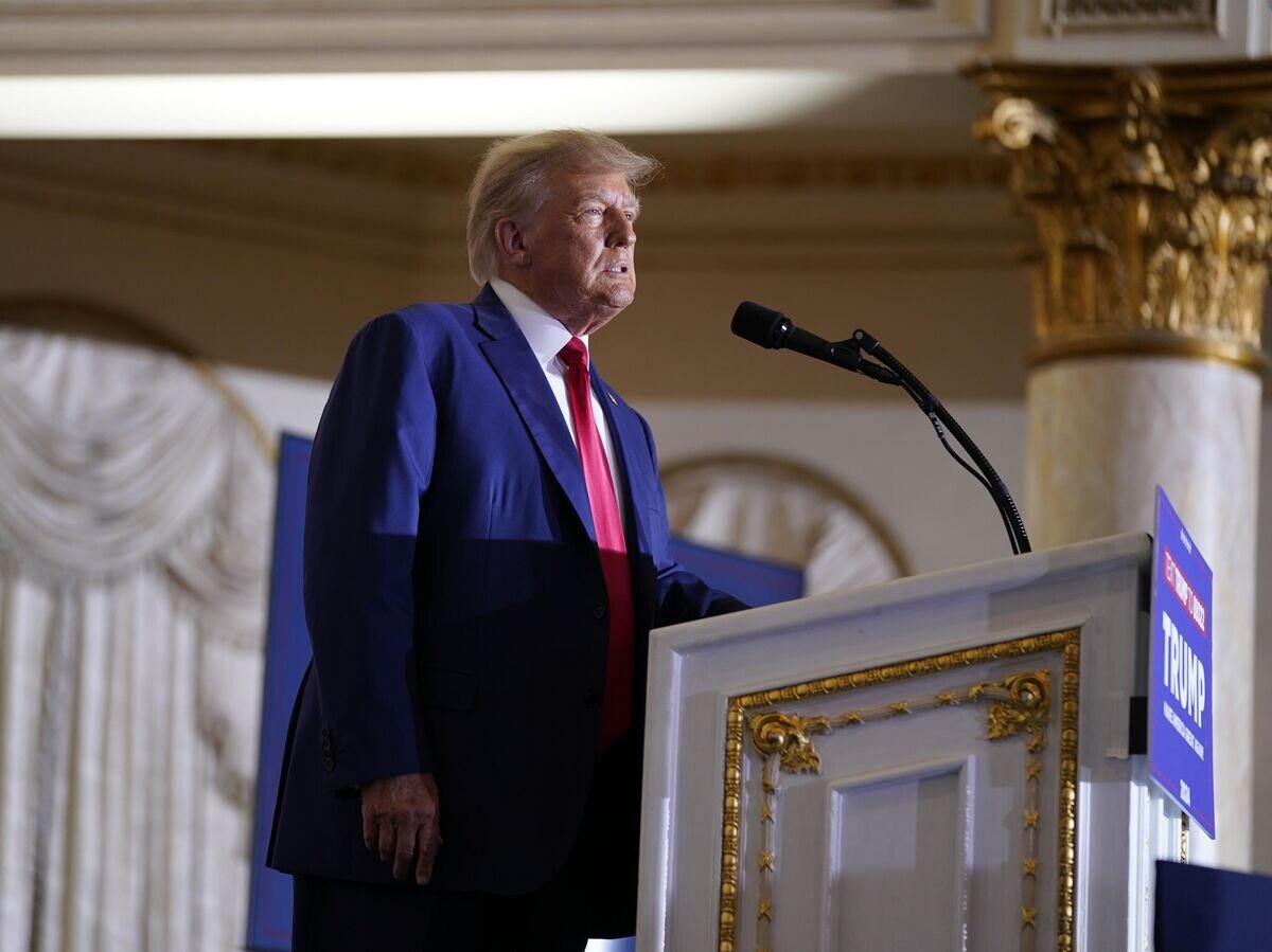    Бывший президент США Дональд Трамп выступает c речью в своем поместье Мар-а-Лаго через несколько часов после предъявления ему обвинения© AP Photo / Evan Vucci